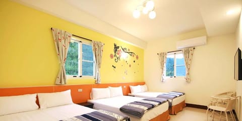 Family Room (6PAX) | Desk, free WiFi