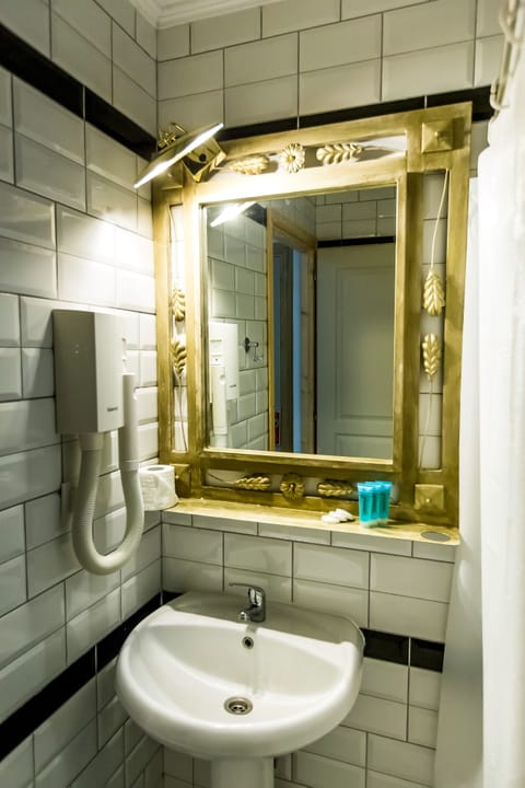 Economy Triple Room | In-room safe, laptop workspace, soundproofing, free WiFi