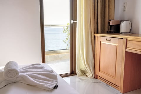 Executive Suite | In-room safe, laptop workspace, soundproofing, free WiFi