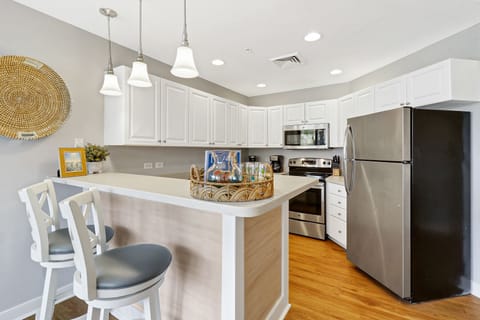 2211 Seacrest | Cozy and Bright Kitchen & Breakfast Bar - 2211 Seacrest | Cozy and Bright Kitchen & Breakfast Bar