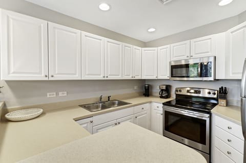 2211 Seacrest | Cozy and Bright Kitchen & Breakfast Bar - 2211 Seacrest | Cozy and Bright Kitchen & Breakfast Bar