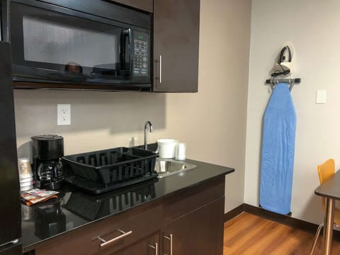 Coffee/tea maker, full-size fridge, microwave, toaster