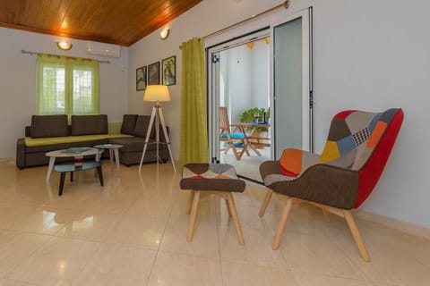 Comfortable Living Room with Garden View – Relax in the bright living area opening onto the terrace.