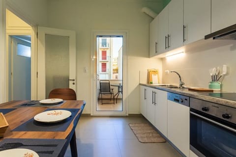 Fully Equipped Kitchen and Dining Corner for Practical and Comfortable Meals