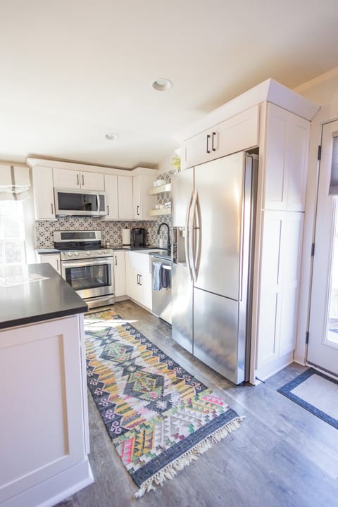Full Kitchen. Well stocked with Keurig coffee maker, blender, toaster, etc.