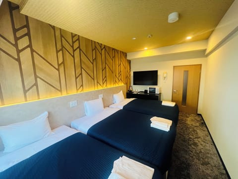 Triple Room, Smoking | Desk, free WiFi, bed sheets