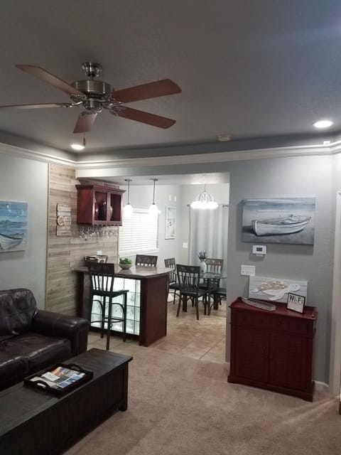 Beautiful Lake View Condo. Minutes to Racetrack Apartment in Pretti Point