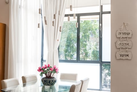 Apartment, 3 Bedrooms, 2 Bathrooms | In-room dining