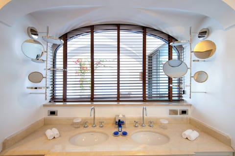 Suite, Sea View, Corner | Bathroom | Designer toiletries, hair dryer, bathrobes, slippers