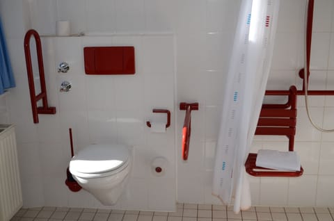 Standard Twin Room | Bathroom | Shower, towels