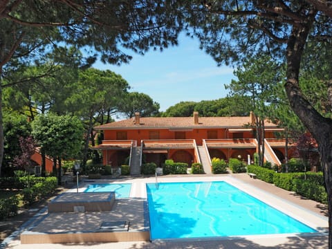 Water, Plant, Sky, Cloud, Nature, Tree, Shade, Swimming Pool, Grass, Leisure