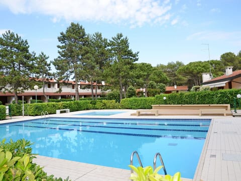 Water, Plant, Cloud, Sky, Swimming Pool, Azure, Tree, Building, Rectangle, Outdoor Furniture