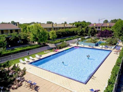 Plant, Water, Sky, Swimming Pool, Tree, Building, Grass, Leisure, Urban Design, Real Estate