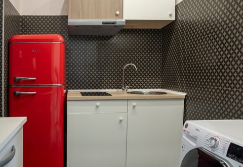 Executive Studio | Minibar, in-room safe, desk, blackout drapes