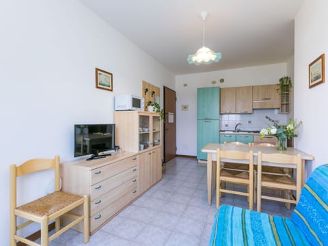 Wood, Lighting, Interior Design, Flooring, Floor, Living Room, Real Estate, Hardwood, Table, Beam