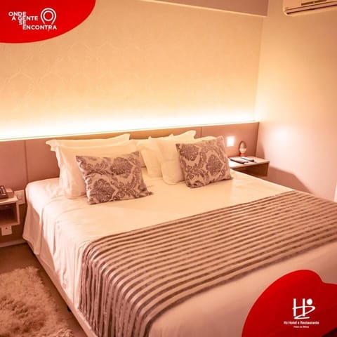 Hypo-allergenic bedding, minibar, desk, laptop workspace