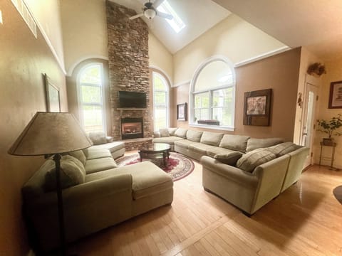 FAMILY ROOM W/FIREPLACE & FLAT SCREEN TV