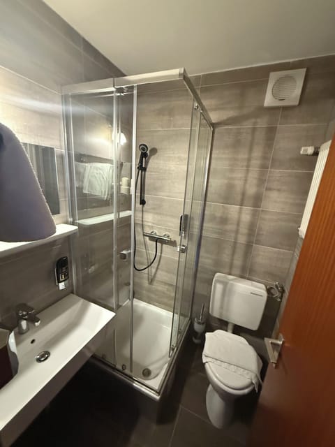 Double Room | Bathroom | Shower, free toiletries, hair dryer, towels