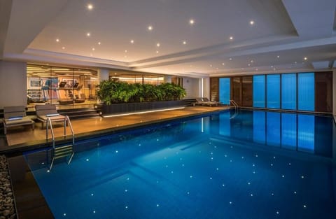 Indoor pool, sun loungers