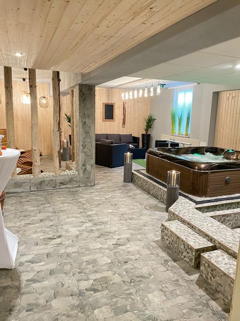 Couples treatment rooms, sauna, hot stone massages, deep-tissue massages