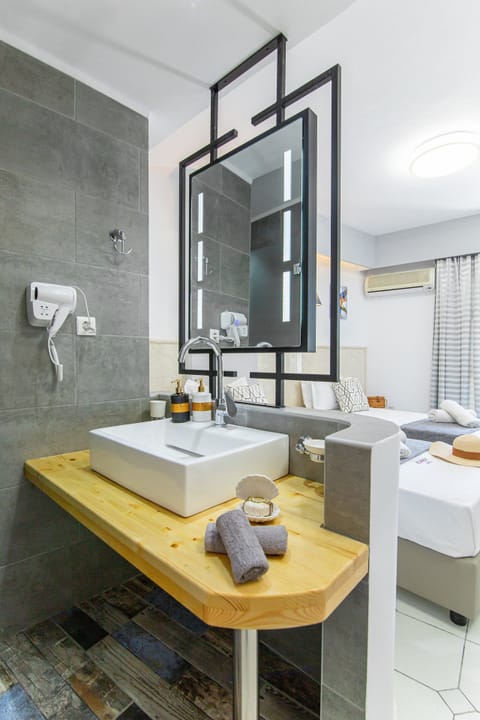 Standard Studio (Triple) | Bathroom | Shower, free toiletries, hair dryer, towels
