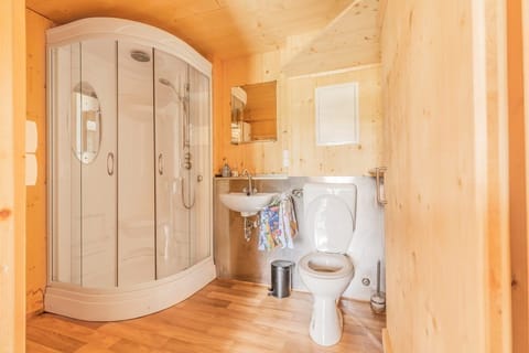 Almhütte Kampenwand | Bathroom | Shower, towels