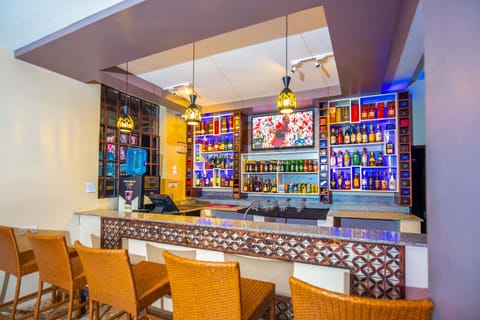 2 bars/lounges