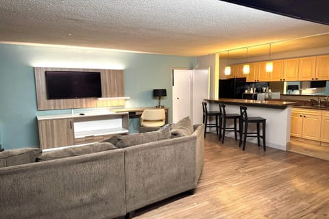 Suite, 1 King Bed | Premium bedding, pillowtop beds, desk, blackout drapes