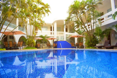 Outdoor pool, sun loungers