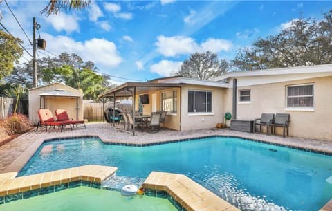 Welcome to the Largo Oasis! Your own private pool and spa!