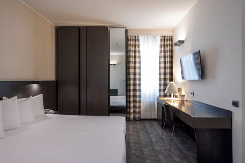 Minibar, in-room safe, desk, laptop workspace