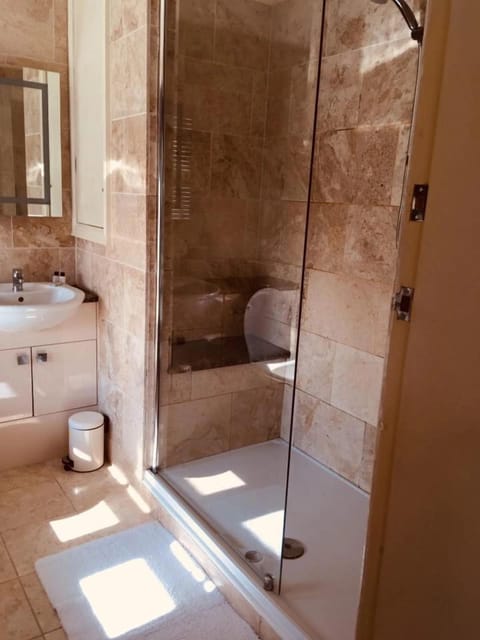 Deluxe Double Room | Bathroom | Hair dryer, bathrobes, towels, toilet paper