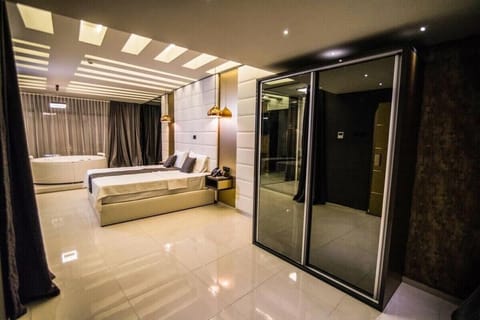 Minibar, in-room safe, desk, laptop workspace