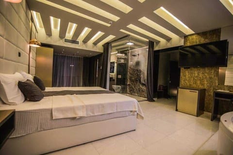 Minibar, in-room safe, desk, laptop workspace