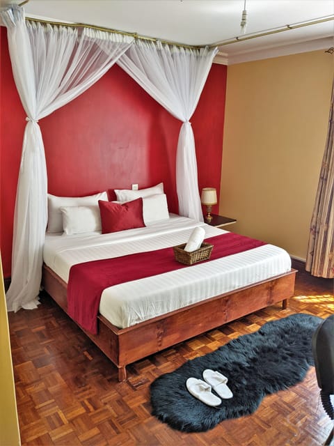 Deluxe Room, 1 Queen Bed, Non Smoking | Individually decorated, individually furnished, desk, laptop workspace