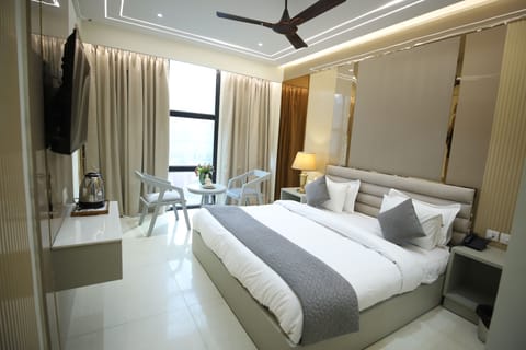 Premium Double Room | Minibar, in-room safe, individually decorated, individually furnished