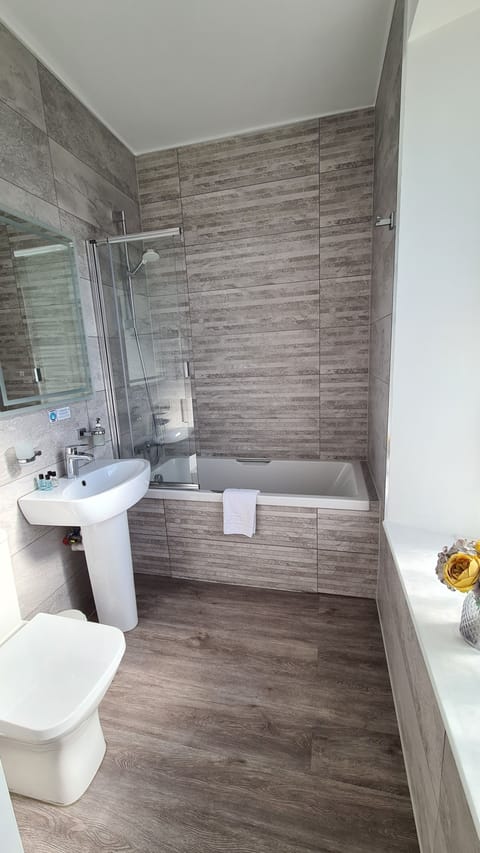 Comfort Double room with a bath | Hypo-allergenic bedding, pillowtop beds, desk, iron/ironing board