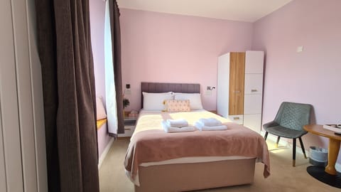 Comfort Double room with a bath | Hypo-allergenic bedding, pillowtop beds, desk, iron/ironing board