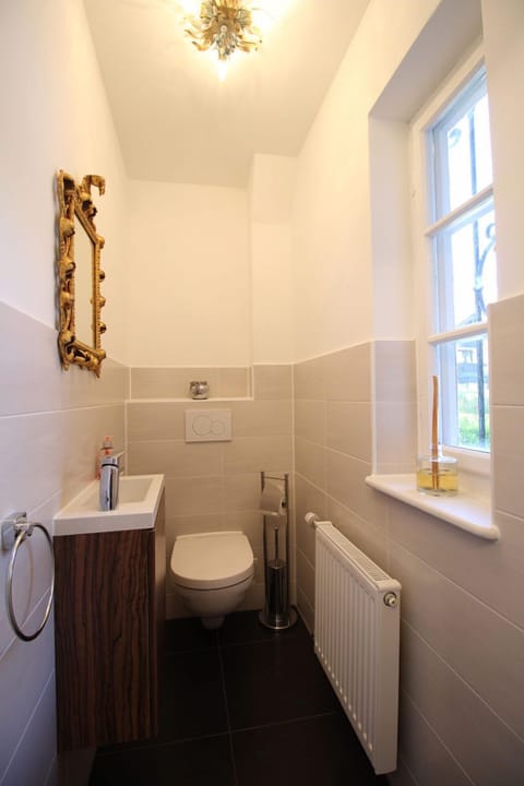 House, 2 Bedrooms, Lanai, Mountain View (Alpenschloss) | Bathroom | Bathtub, hair dryer, towels, toilet paper