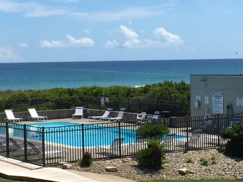 2 Pools, one by the Ocean!