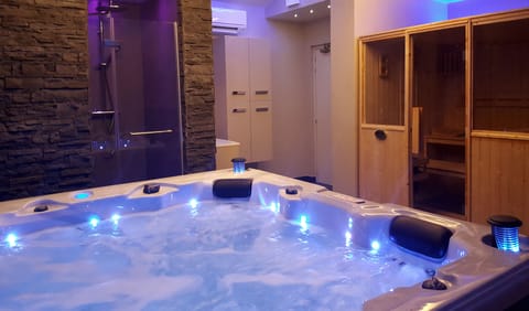 Indoor spa tub