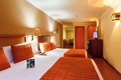 Family Room, Ensuite | Premium bedding, down comforters, pillowtop beds, in-room safe