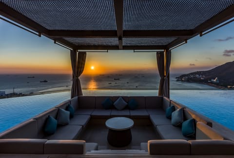 Poolside bar