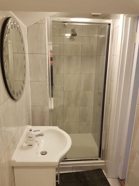 Deluxe Double Room (Room 6) | Bathroom | Shower, towels