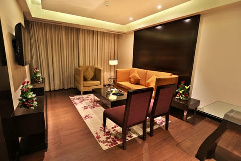 Suite Room King Bed with Bath Tub | 1 bedroom, minibar, in-room safe, laptop workspace