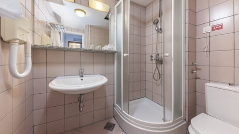 Standard Double Room, Park Side | Bathroom | Hair dryer, towels