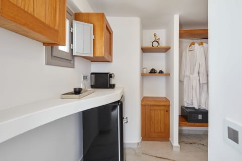 Honeymoon Suite, Jetted Tub | Minibar, in-room safe, individually decorated, individually furnished