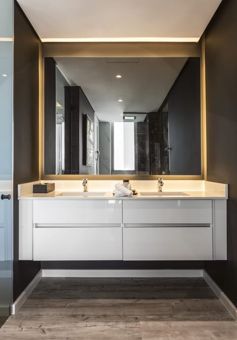 Executive Room | Bathroom | Shower, free toiletries, hair dryer, bathrobes