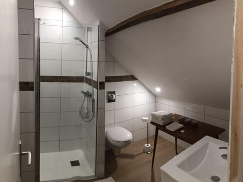 Family Double Room | Bathroom | Shower, hair dryer, towels, soap