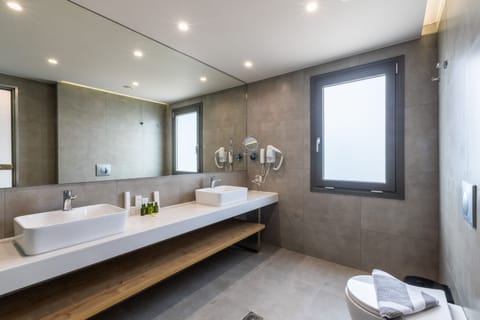 Suite with Sea View | Bathroom | Free toiletries, hair dryer, slippers, towels